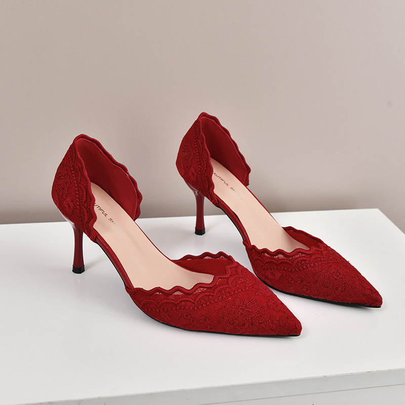 Luksusowe czerwono-białe szpil – Embroidery Red recenzja i cena